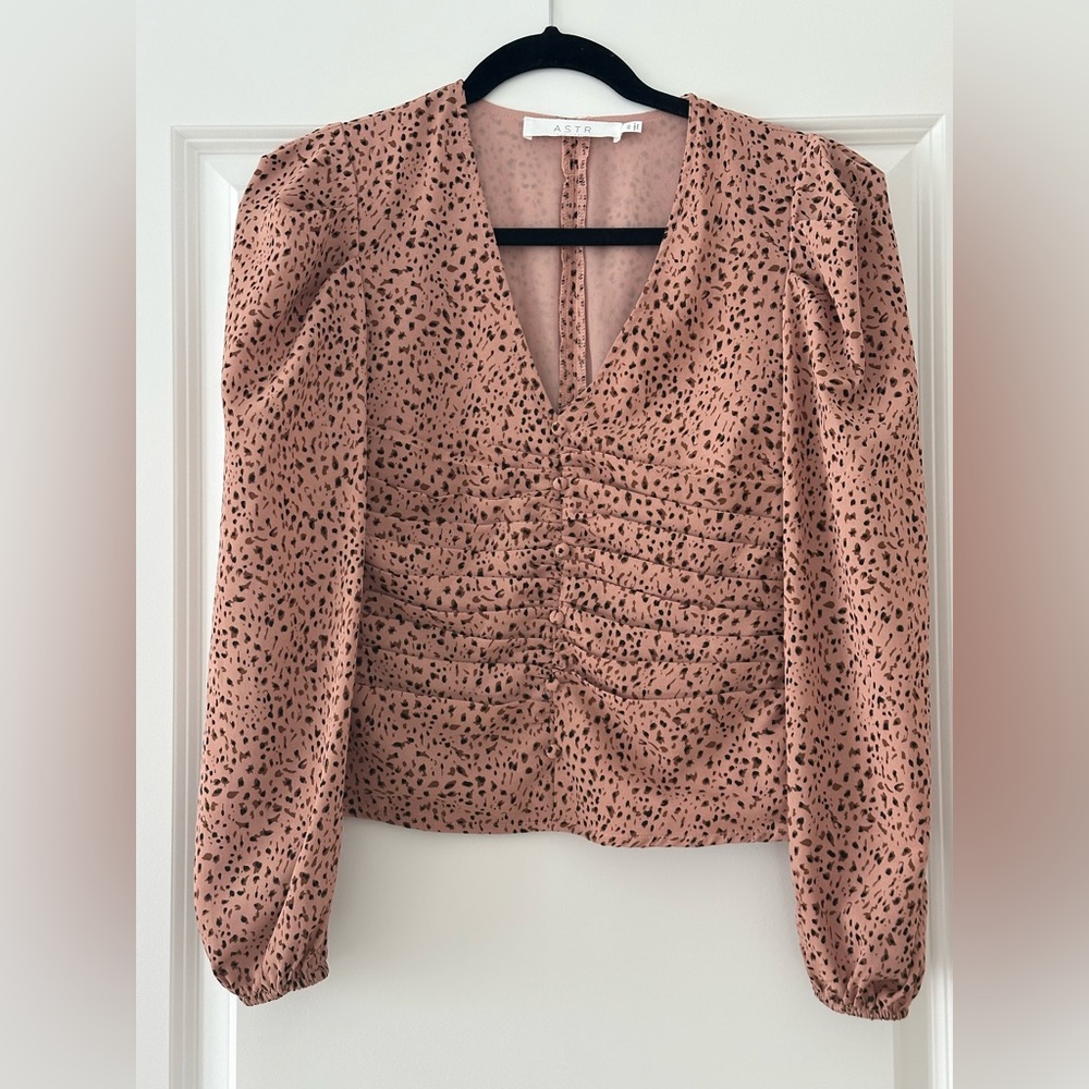 ASTR
The Label Cinch Front Puff Sleeve Top In Clay Animal